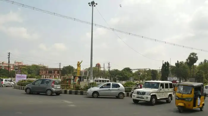 திருச்சி எம்ஜிஆர் ரவுண்டானாவில் போக்குவரத்து நெரிசலைக் குறைக்க புதிய சிக்னல் அமைக்க காவல்துறை திட்டமிட்டுள்ளது.